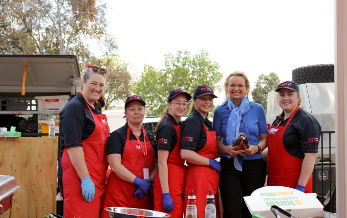 El equipo de Rapid Relief pone sonrisas en los rostros en el campamento infantil de Albury
