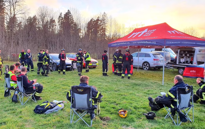 Volontärerna från RRT bespisar Gislaved-Gnosjös Räddningstjänst under kårövningar